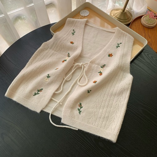 Exquisite small embroidered knitted vest for women, new V-neck lace-up forest style college short knitted sweater vest