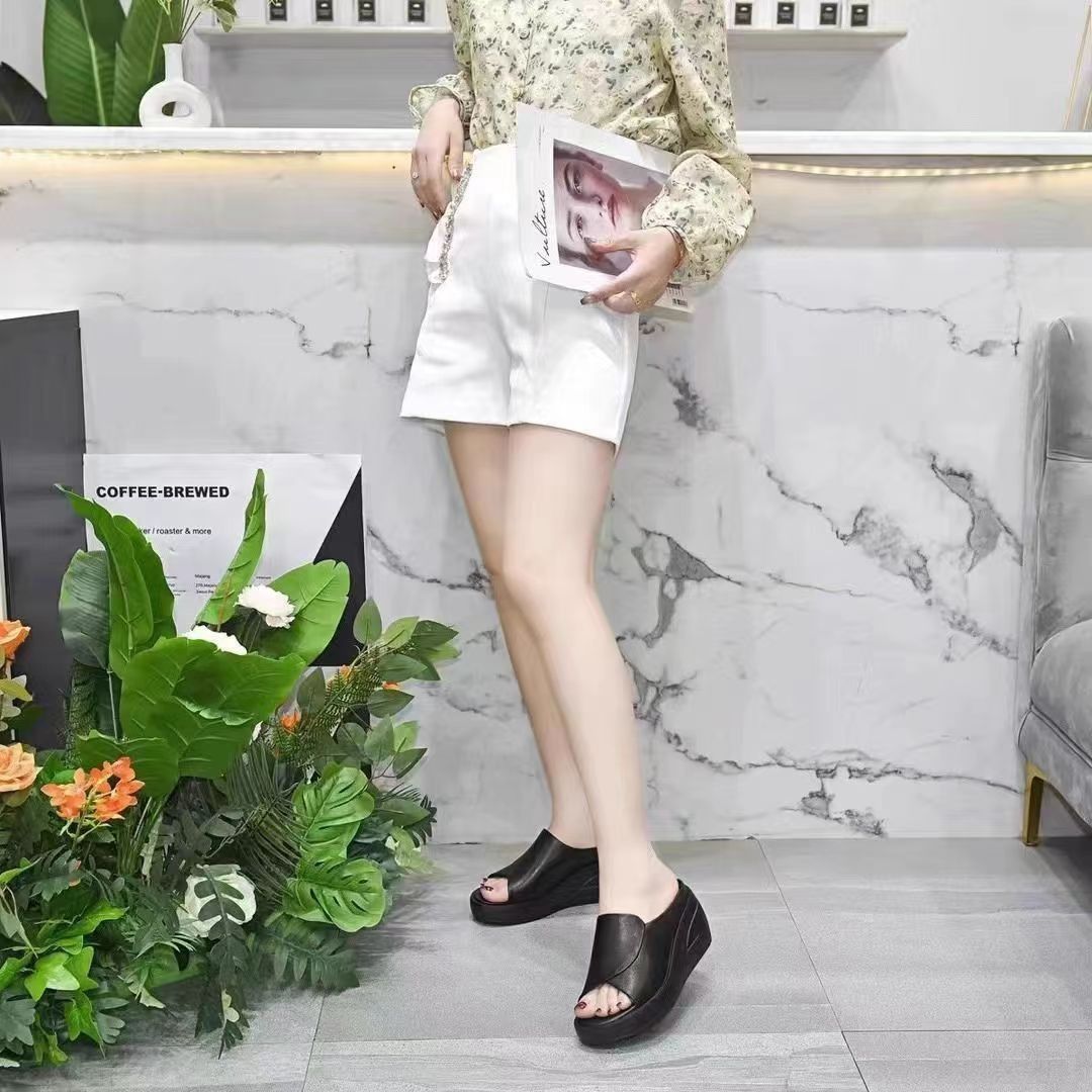 2024 nueva zapatillas de cuero suave de talón frío de verano de moda para mujeres muffins rojos de fondo grueso zapatillas de mujer