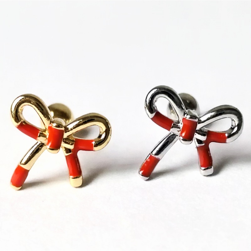 Silver pointed spike labret stud material detail