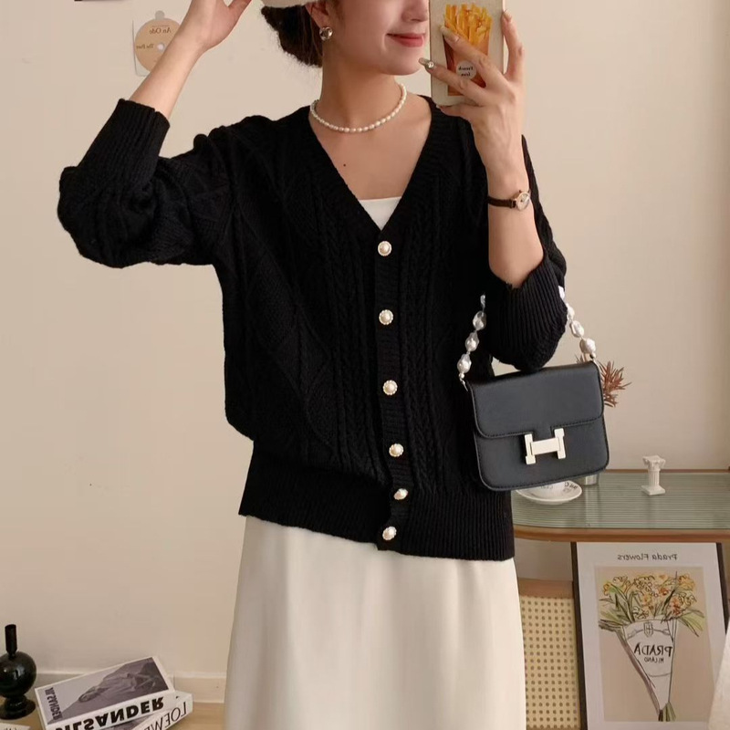 V-neck twisted knit cardigan for women with exquisite pearl buttons, loose and short style, elegant and gentle outerwear sweater V-neck twisted knit cardigan for women with exquisite pearl buttons, loose and short style, elegant and gentle outerwear sweater