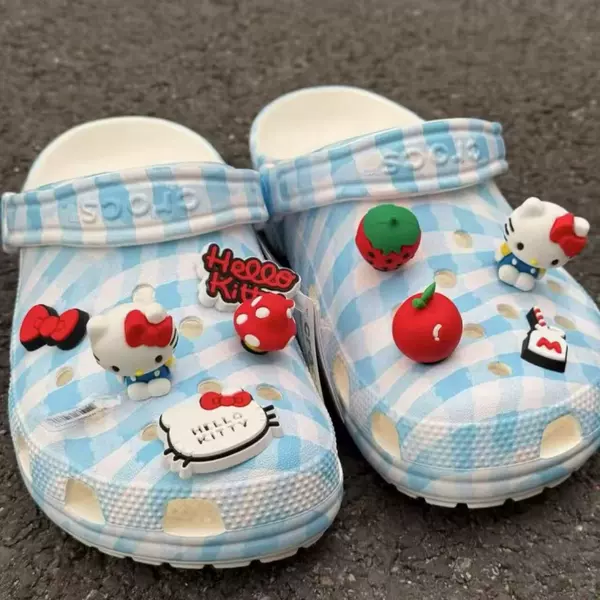Three-dimensional Strawberry KT cat shoe buckle [9 pills]