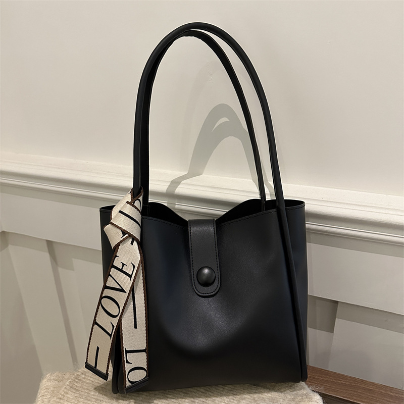 Winter capacious shoulder bag, retro one-shoulder bag
