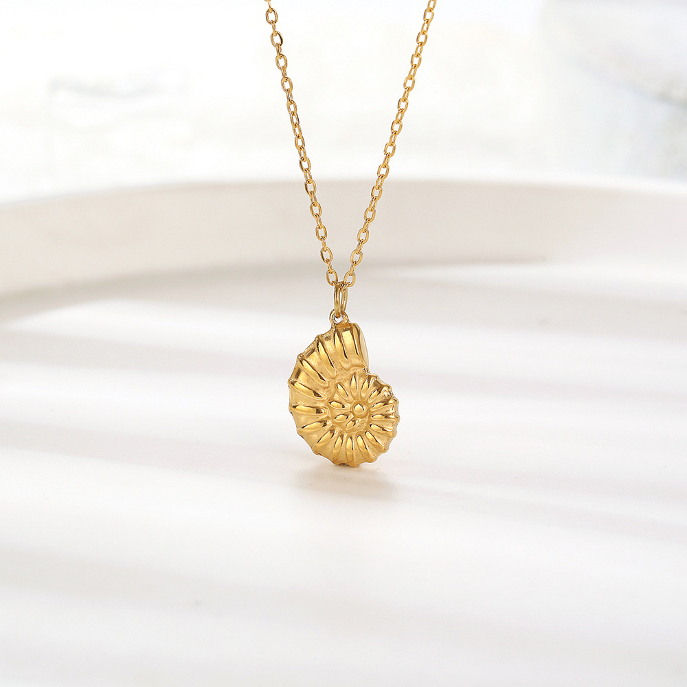 304 Stainless Steel 18K Gold Plated Classic Style Solid Color Pendant Necklace display picture 3