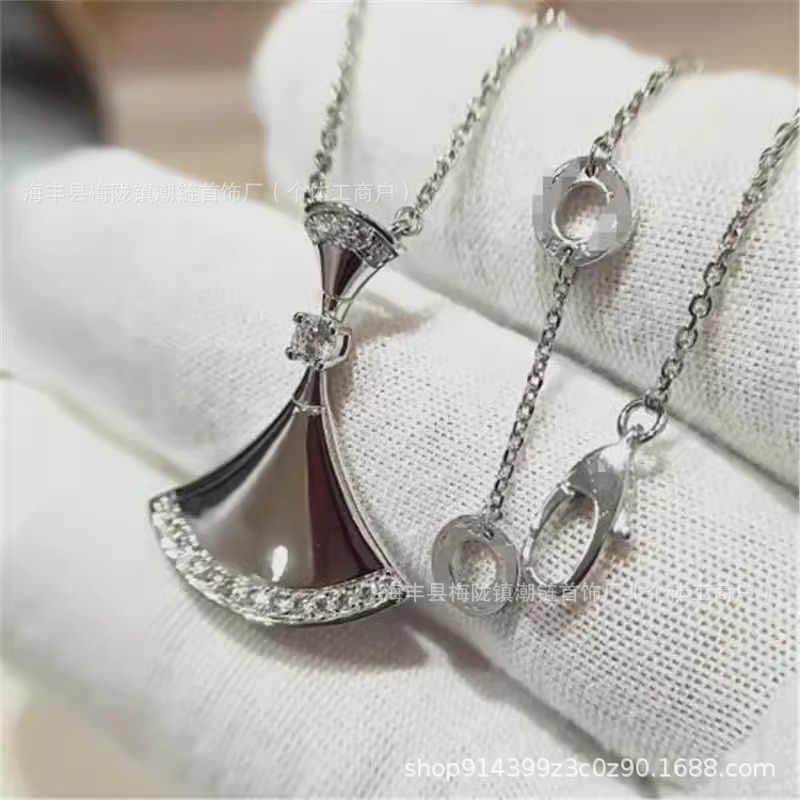 V金の小さいスカートのネックレスの女性の扇子の白い貝の母は18kのバラの金の扇形の玉髄のペンダントの鎖の代行をめっきします。