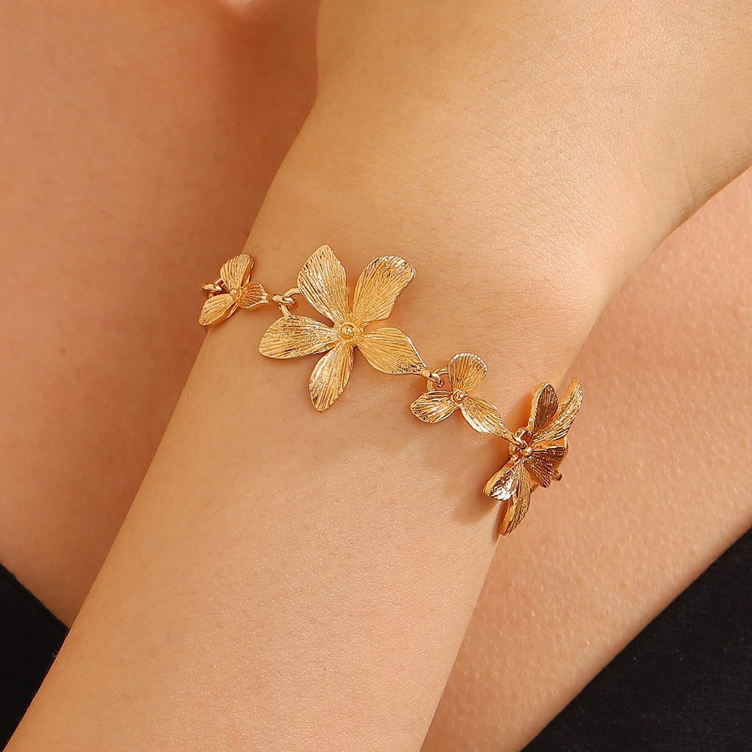 Cross-border new stitching gold-plated flower bracelet light luxury cold wind women's fashion Joker temperament jewelry wholesale