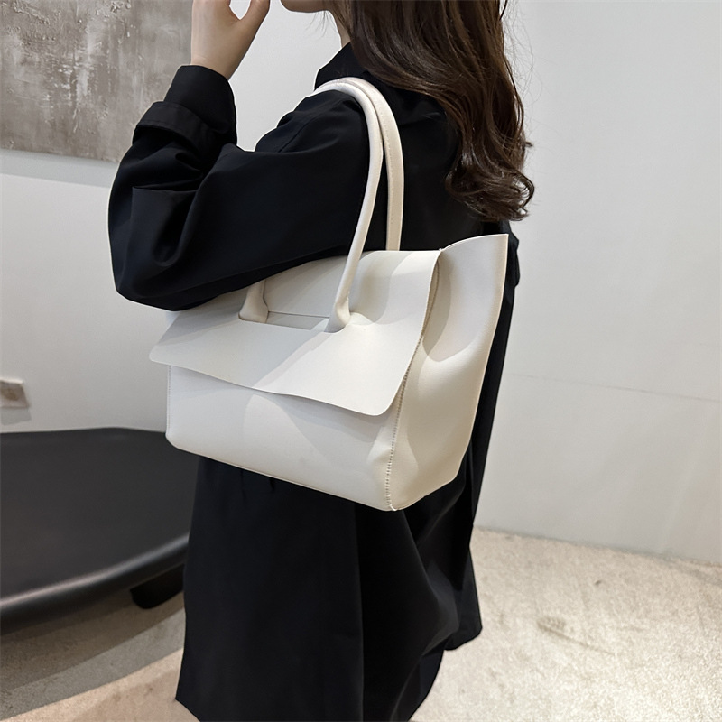 Nuevo diseño de color sólido portátil de un solo hombro fresco 2024 temperamento de otoño e invierno axilas retro de gran capacidad bolso Tott