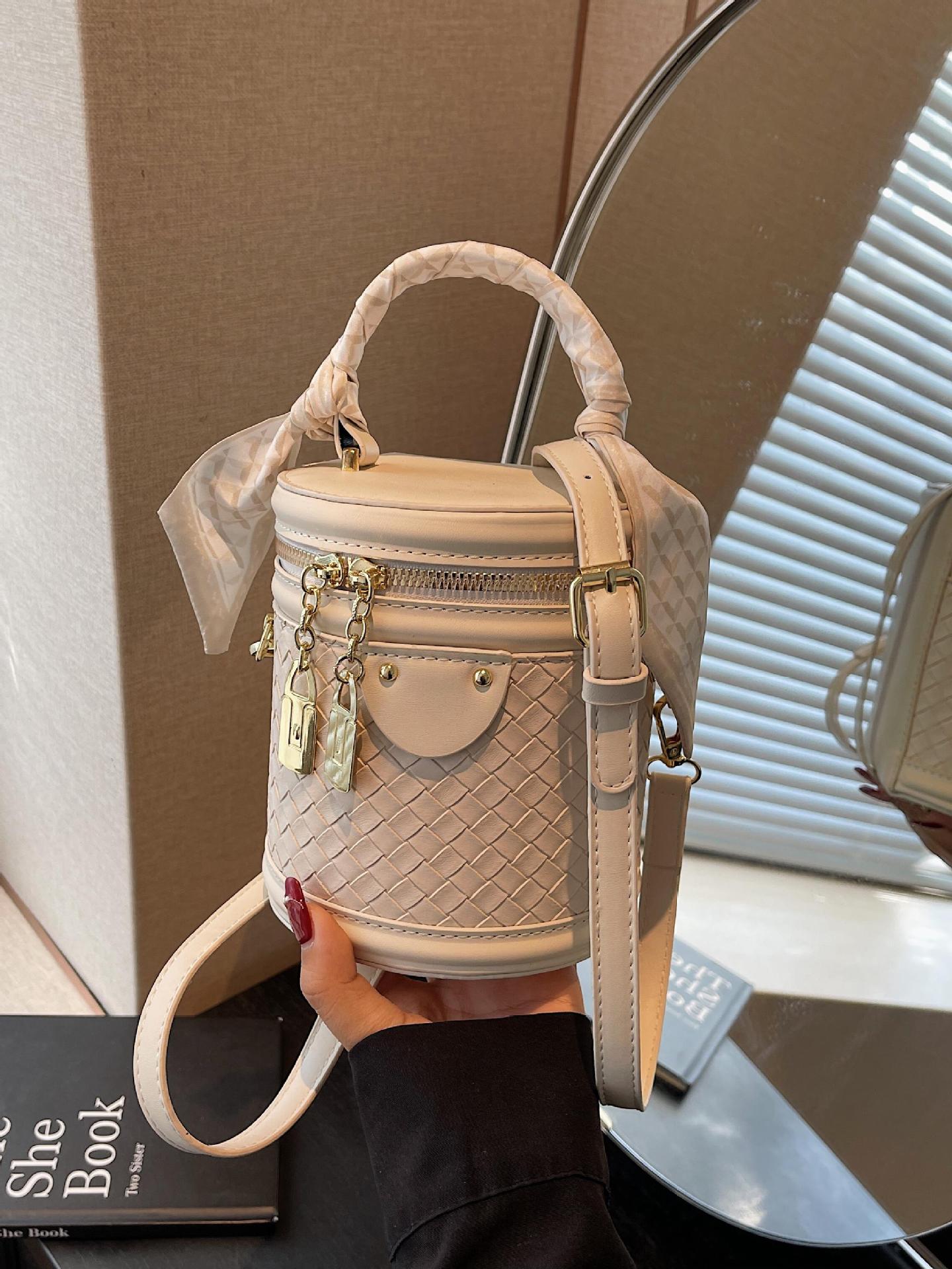 Bolso de cubo de mano para mujer 2025 nuevo bolso de hombro de todo fósforo de nicho tejido popular transfronterizo bolso de mensajero simple de moda