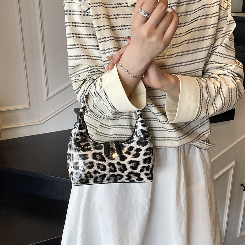 Bolso de alta calidad con textura 2025 verano nuevo bolso femenino retro con estampado de leopardo bolso de hombro charol brillante bolso de mensajero marea