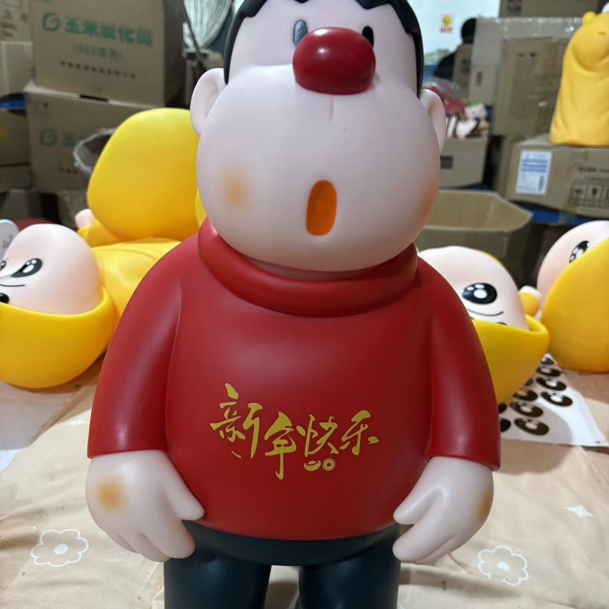 ドラえもんのぬいぐるみの置物シリーズの太った虎の首がぼんやりしています。