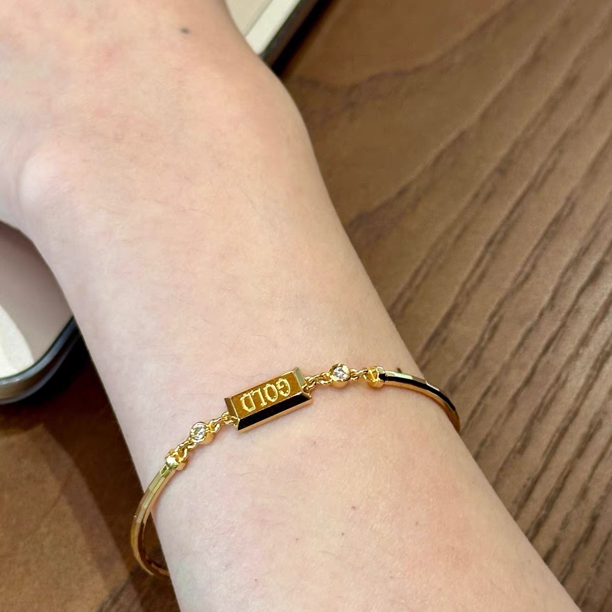 18K Gold Good Luck and Wealth Small Gold Brick Bracelet with Curved Tube and Diamonds for Women, Versatile, Simple and High-End Titanium Steel That Does Not Fade