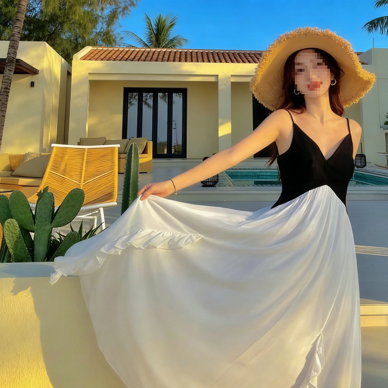 French Resort-Style Black and White Color-Blocked Suspender Dress for Women in Summer, Waist-Cinching, Slimming, Elegant and Flowing Long Fairy Dress French Resort-Style Black and White Color-Blocked Suspender Dress for Women in Summer, Waist-Cinching, Slimming, Elegant and Flowing Long Fairy Dress