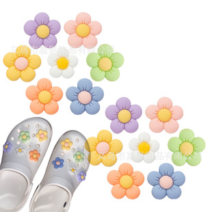 Resin three-dimensional small flower daisy hole shoes shoes flower jibbitz Zhibixing DIY garden shoes decorative buckle suit