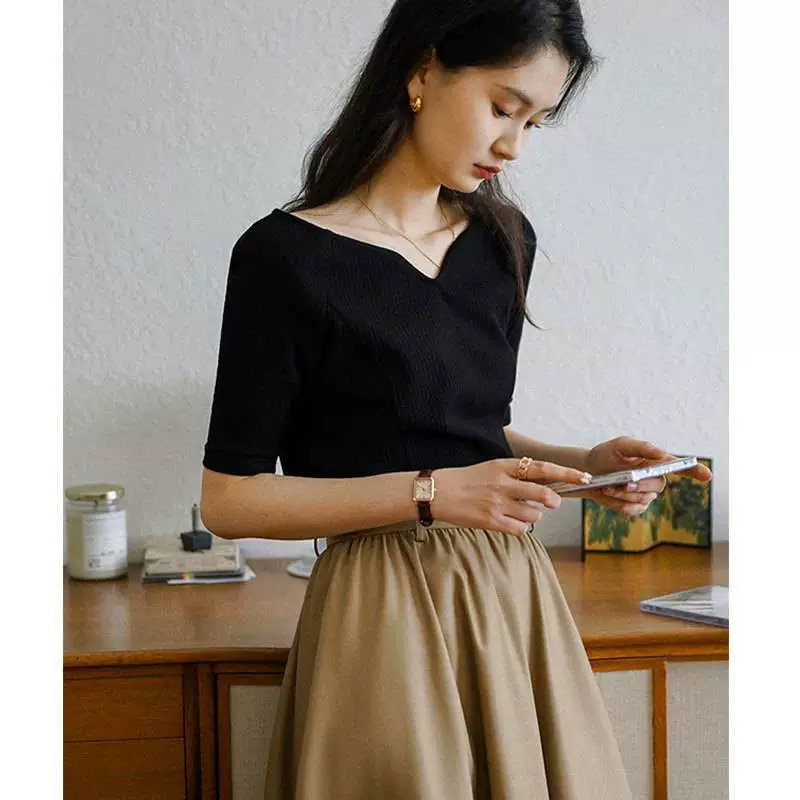 Женская летняя черная футболка из ледяного шелка с открытыми плечами и V-образным вырезом во французском стиле, модный облегающий топ с короткими рукавами