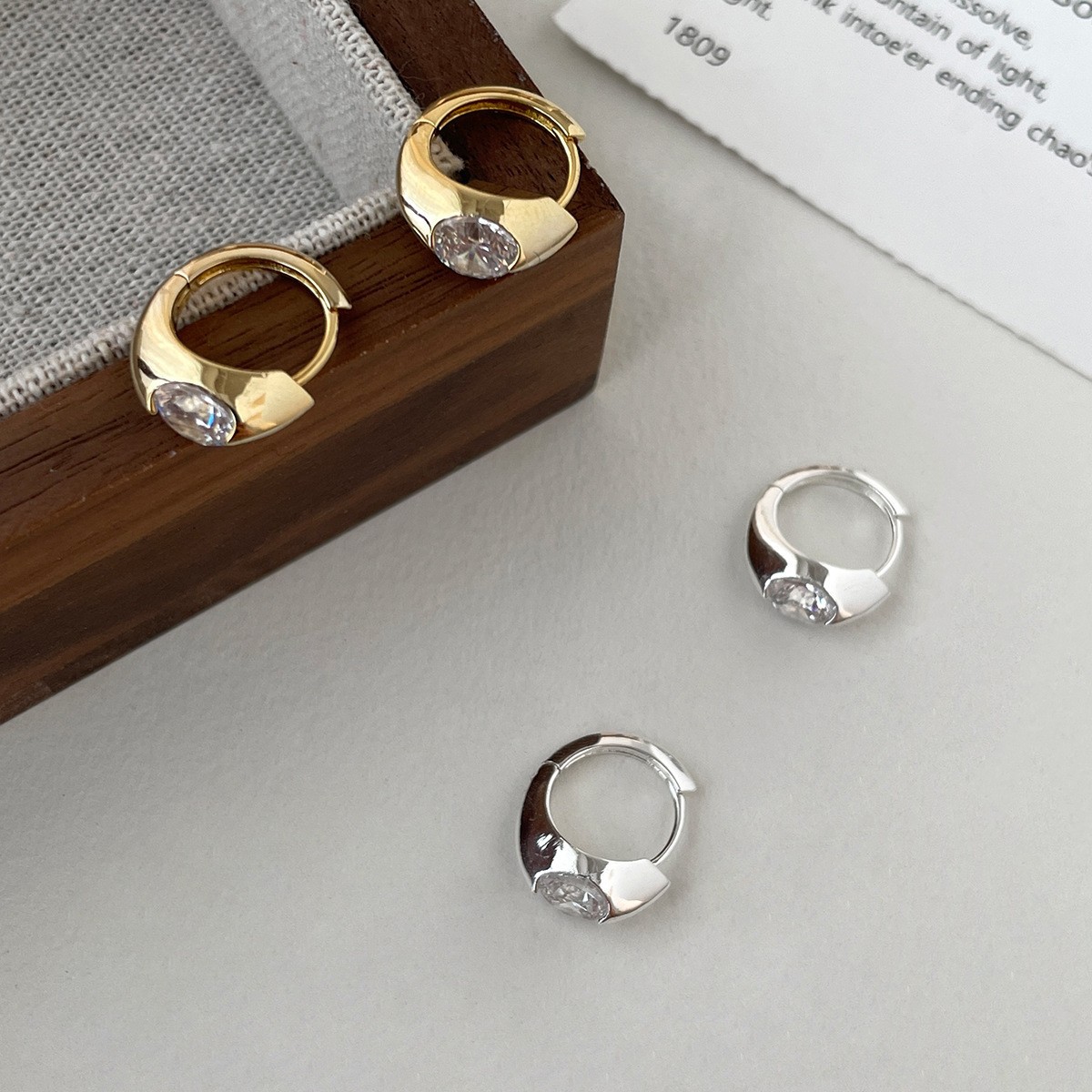 Cubic Zirconia And Pearl Stud Earrings For Everyday Elegance_voghion.com
