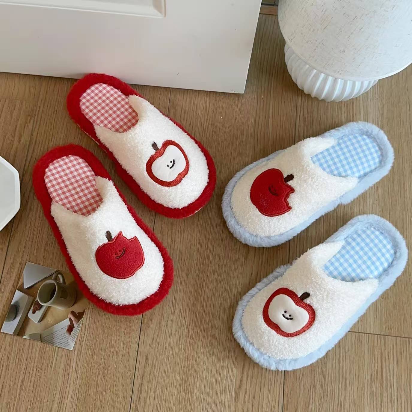 Hermosas zapatillas de peluche de manzana mujeres otoño invierno engrosado antideslizante calentamiento zapatillas de luna pareja zapatillas de algodón interior