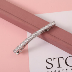 ファッションのスプリングはハイエンドのシンプルな女性のスチールを挟んで前髪を挟みます。