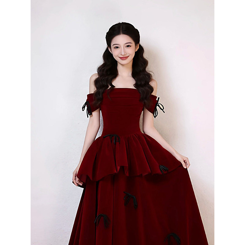 Đầm dạ hội nhung đỏ rượu vang cổ yếm, tay dài, dáng ôm body, phong cách công chúa sang trọng — Đỏ rượu