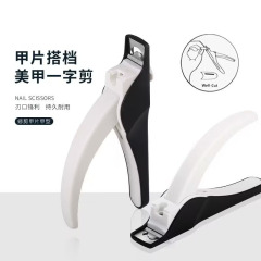 ネイルアートを身に着けています。