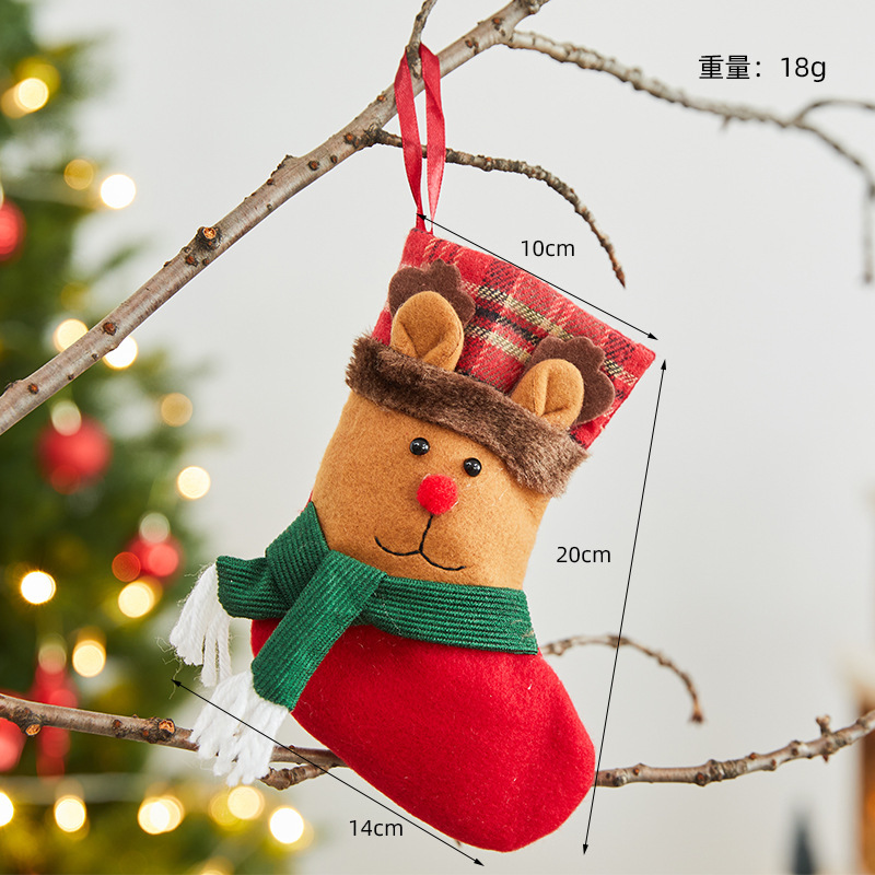 クリスマスの靴下のプレゼントの袋の大きいサイズの老人の雪だるまの贈り物のキャンディーの靴下のシーンは飾りを掛けてクリスマスの装飾品を飾ります。|undefined