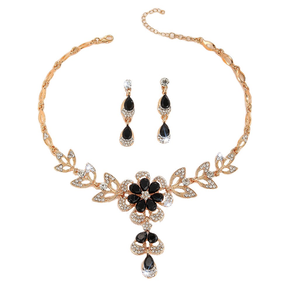 Venta caliente transfronteriza europea y americana aleación de oro y zinc flor hueca collar de diamantes de imitación negro aretes conjunto joyería femenina image 6