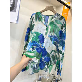 春夏季薄款晕染印花长袖衬衫女V领度假风防晒宽松小众设计感上衣
