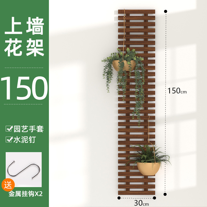古館のバルコニーに置かれた木製の花棚、壁に取り付けられた柵、屋内カフェのグリーンハンギングラック、人工植物の木製ハンギングラック|undefined