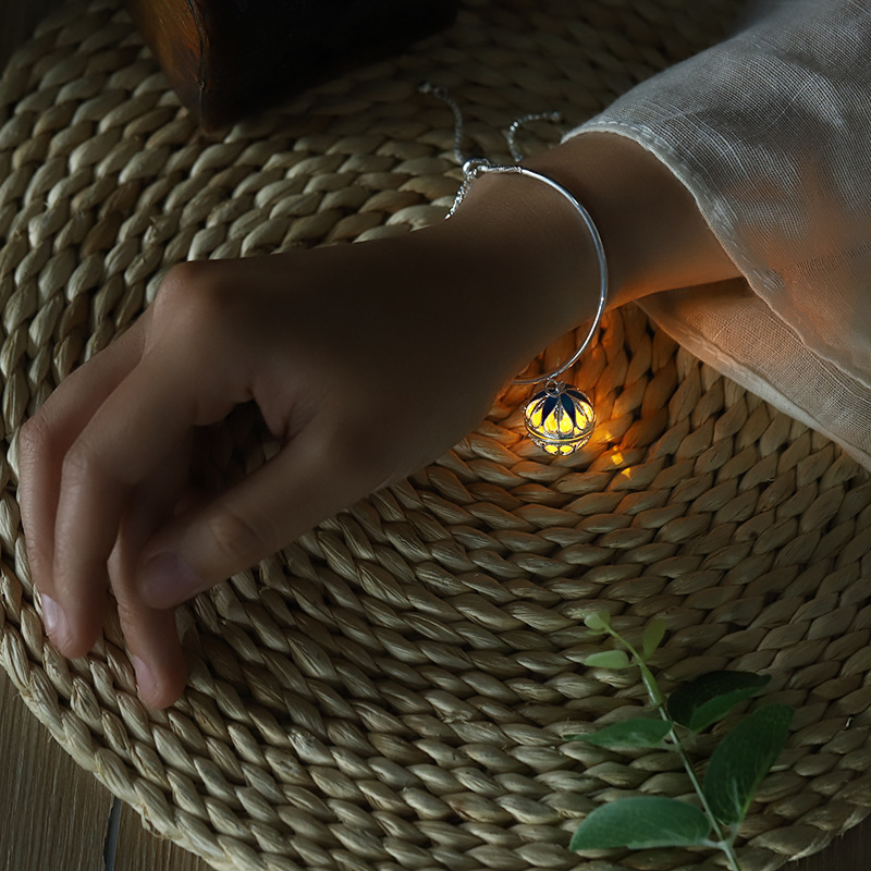 That you 've never worn! Ancient Palace Aromatherapy Bracelet Essential Oil Perfume Small Box Women's Vintage Bracelet Bracelet That you 've never worn! Ancient Palace Aromatherapy Bracelet Essential Oil Perfume Small Box Women's Vintage Bracelet Bracelet