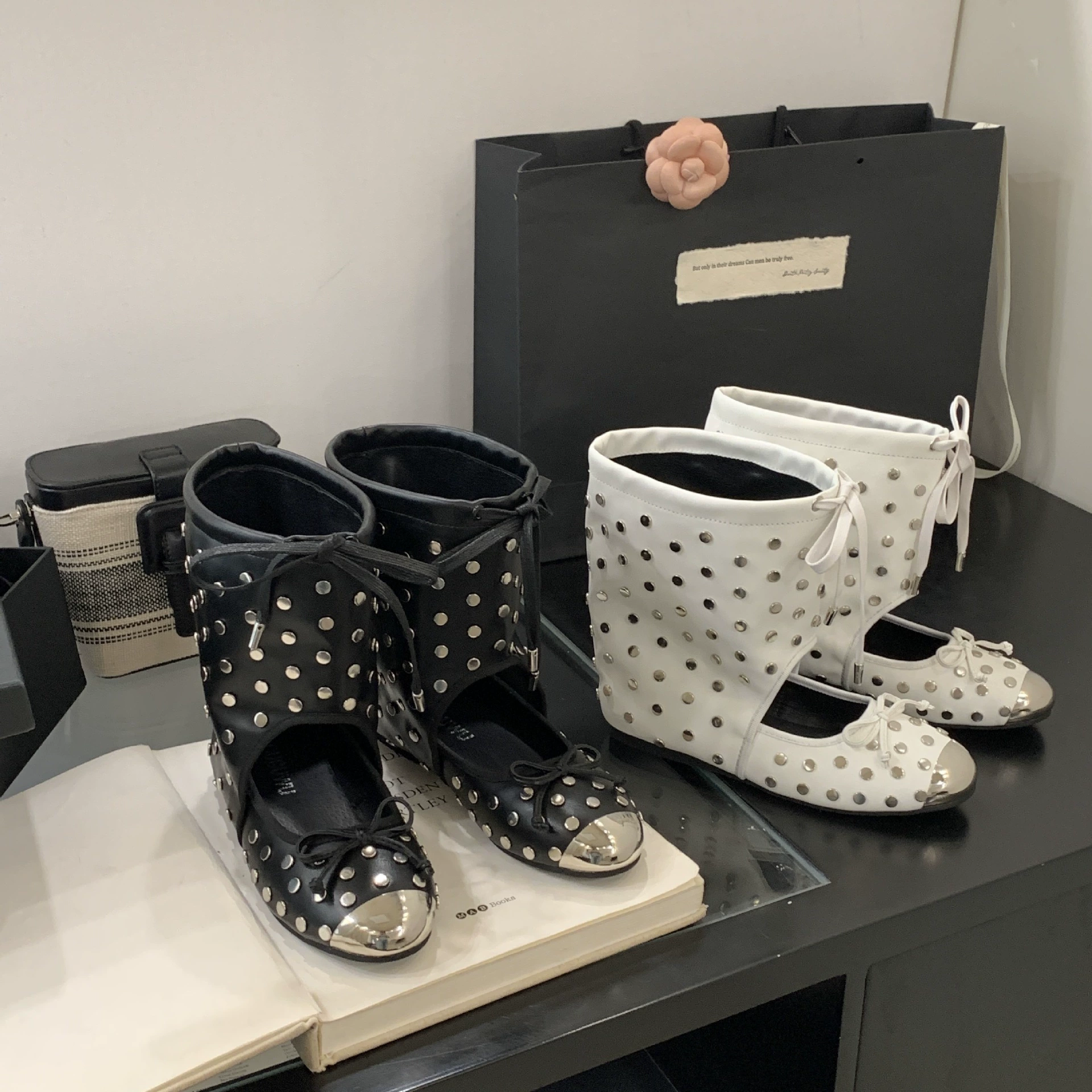 2025 новые металлические круглые головы прохладные сапоги дети нишевые дизайн полые заклепки сапоги бант балет сапоги