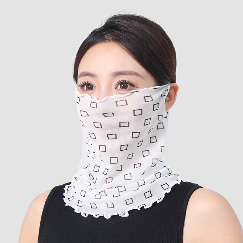 首を囲む女性の頭は夏の薄いタイプの日焼け止めのビーストタオルで首を保護します。|undefined