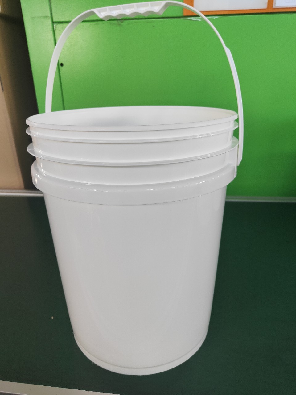 塑料桶不带盖铁提手