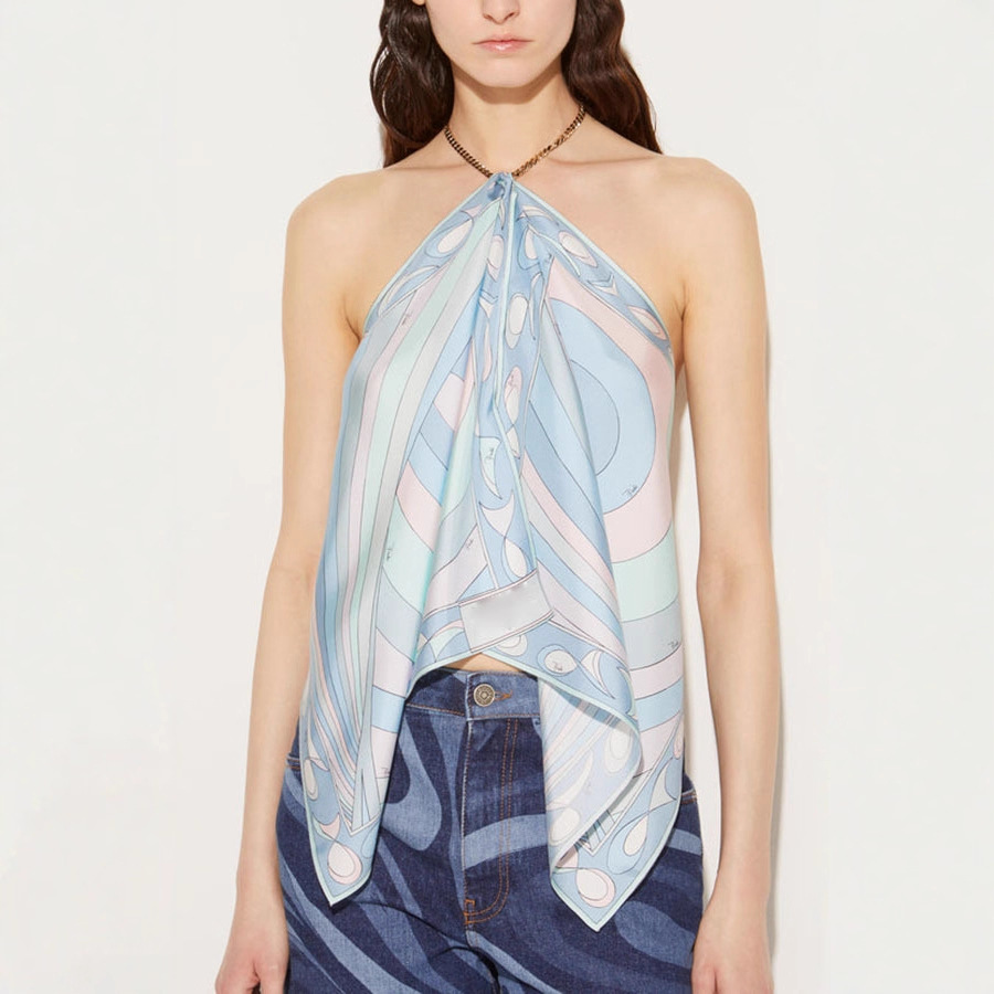 Top tomara que caia feminino com decote halter, estampado, em cetim, modelagem solta e costas nuas, ideal para primavera, verão, férias e festas. Confeccionado em poliéster fino._voghion.com