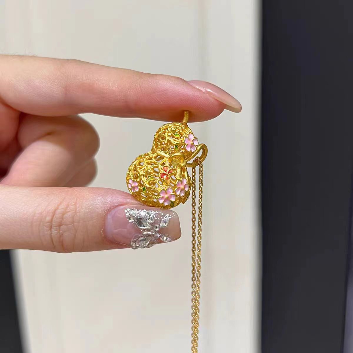 Collier en émail de fleur de pêcher sculpté à l'artisanat ancien de Guofeng, chaîne de clavicule de tempérament blanchâtre de haute qualité_voghion.com