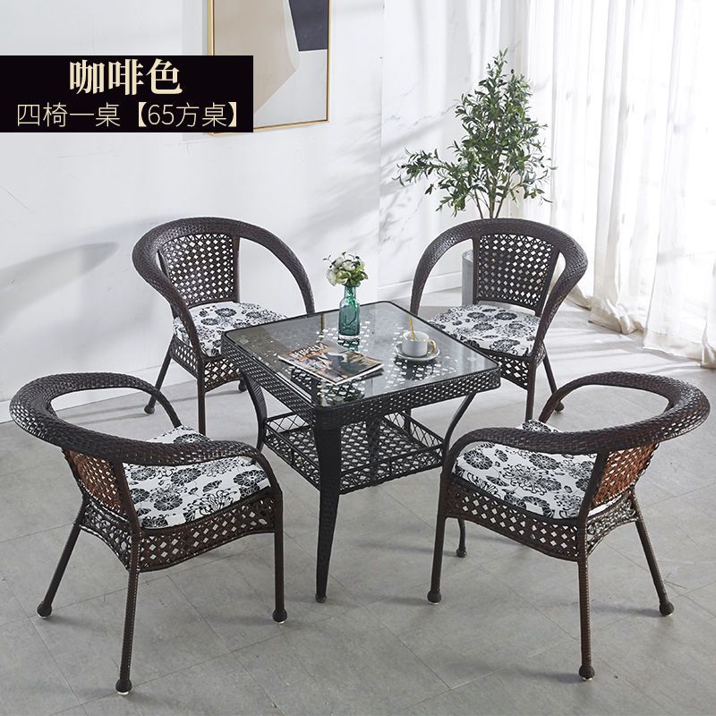 65제곱미터 테이블이 있는 갈색 의자 4개