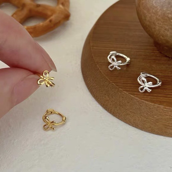 Small earrings with bow