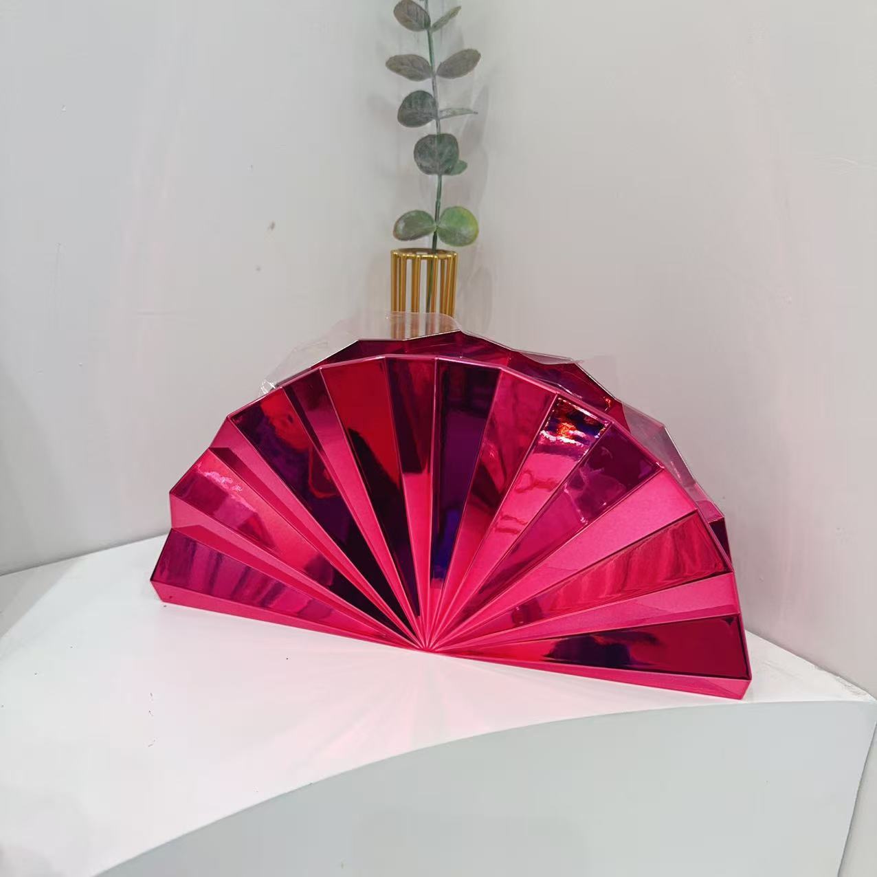 Bolsa de cena de lujo ligera de dama transfronteriza moda cadena de perlas ventilador de paleta de mano en forma de ventilador acrílico bolsa de cena