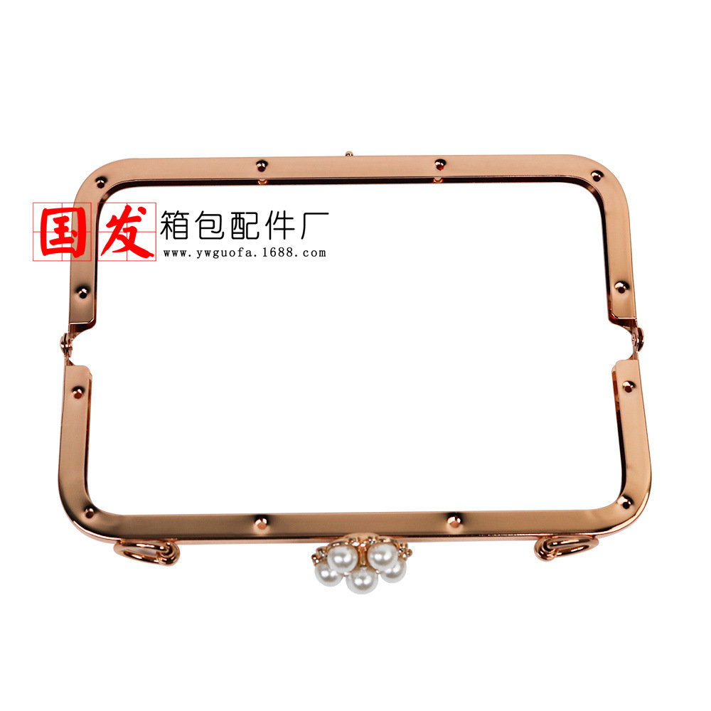 [Nuevo producto] agujero de tornillo 20 * 7.5cm cuadrado brillante perla cabeza de diamante oro bolso de mano tricolor