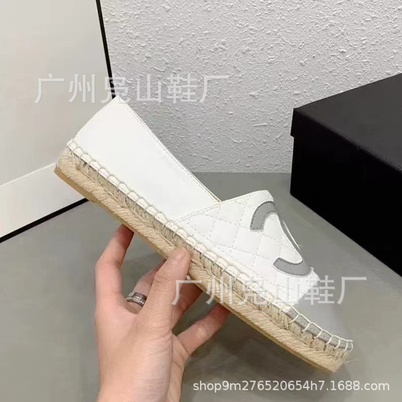 흰색 자수 실 회색 라벨
