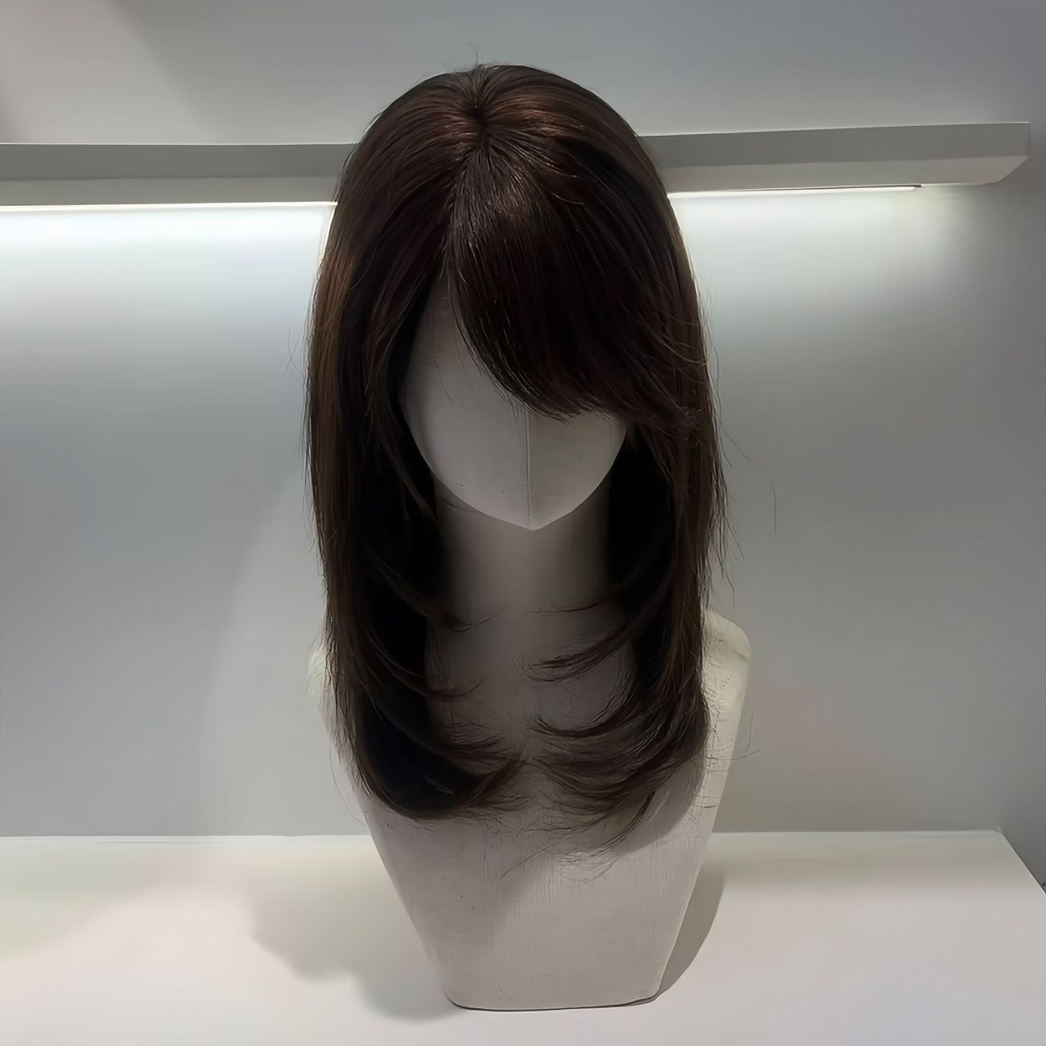 Connie helhodeparykk for kvinner med presis snitt og sidesmell, lagdelt japansk stil i mellomlengde, inspirert av Kusanagi