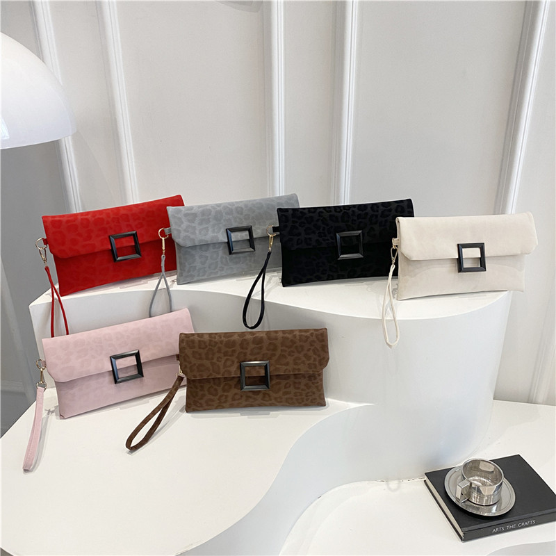 Nuevo bolso de cena de textura superior de color sólido, bolso de mano de moda casual simple y personal, sobre retro