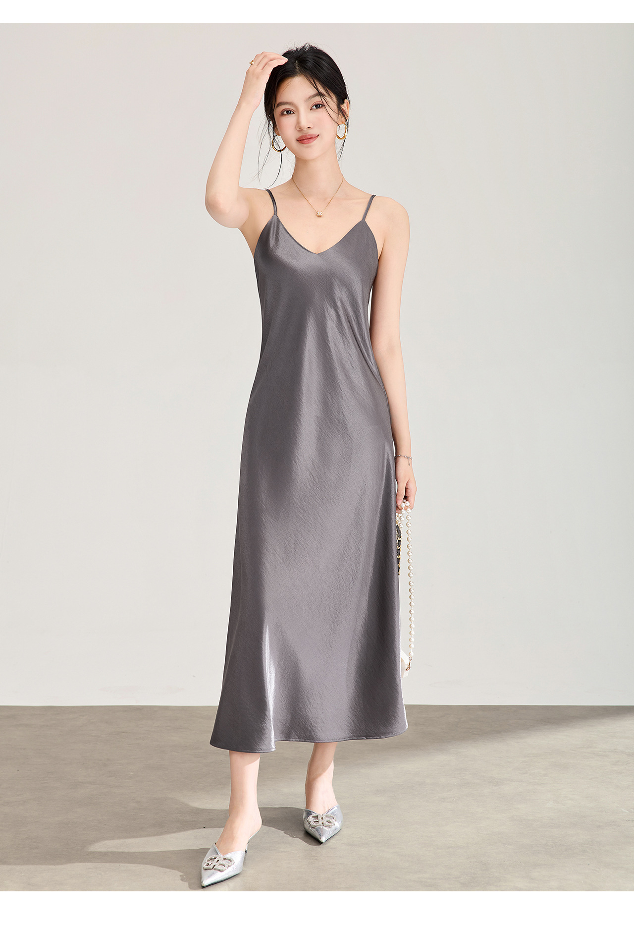 Đầm maxi nữ satin dáng suông, cổ yếm dây mảnh, thiết kế xéo cạnh — màu đen chi tiết 17