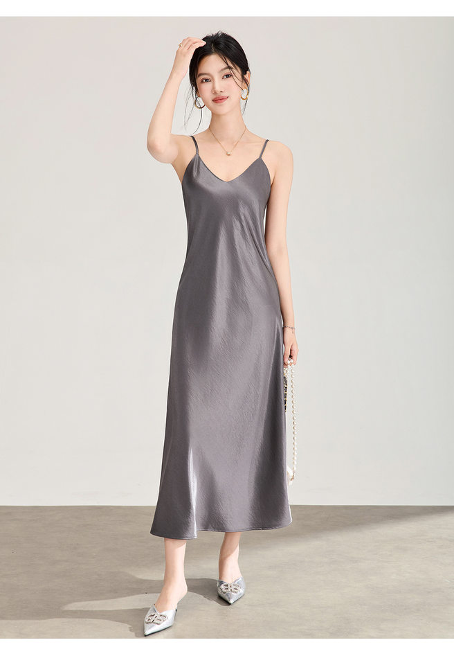 Đầm maxi nữ satin dáng suông, cổ yếm dây mảnh, thiết kế xéo cạnh — màu đen chi tiết 17