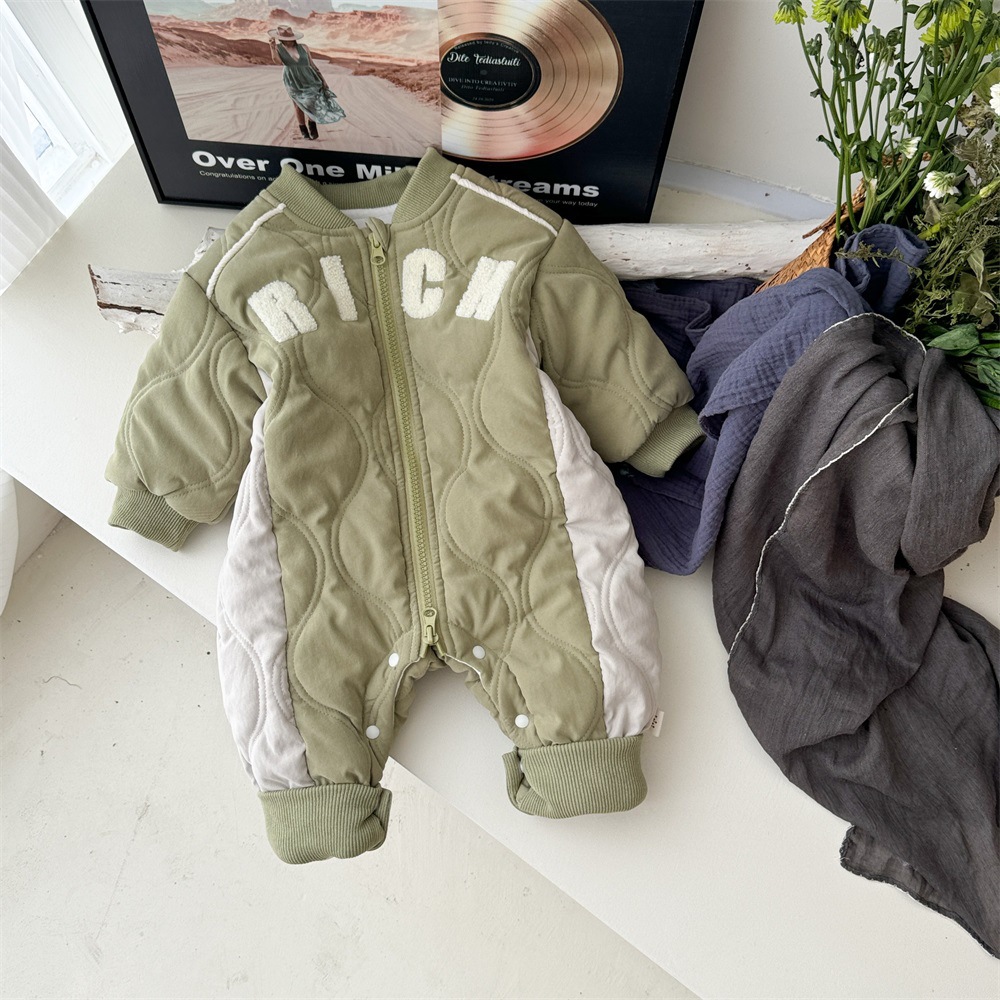 2024 nuevo invierno bebé coreano de dibujos animados letras de estilo occidental acolchado de algodón grueso cálido y cómodo abrigo de algodón de una pieza suave