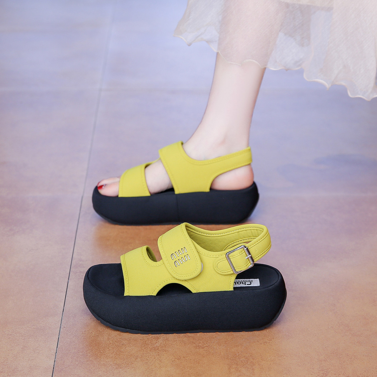 Zapatos muffin de niñas pequeñas sandalias suaves de verano 2026 nuevos niños de moda sandalias de hebilla de dedos abiertos