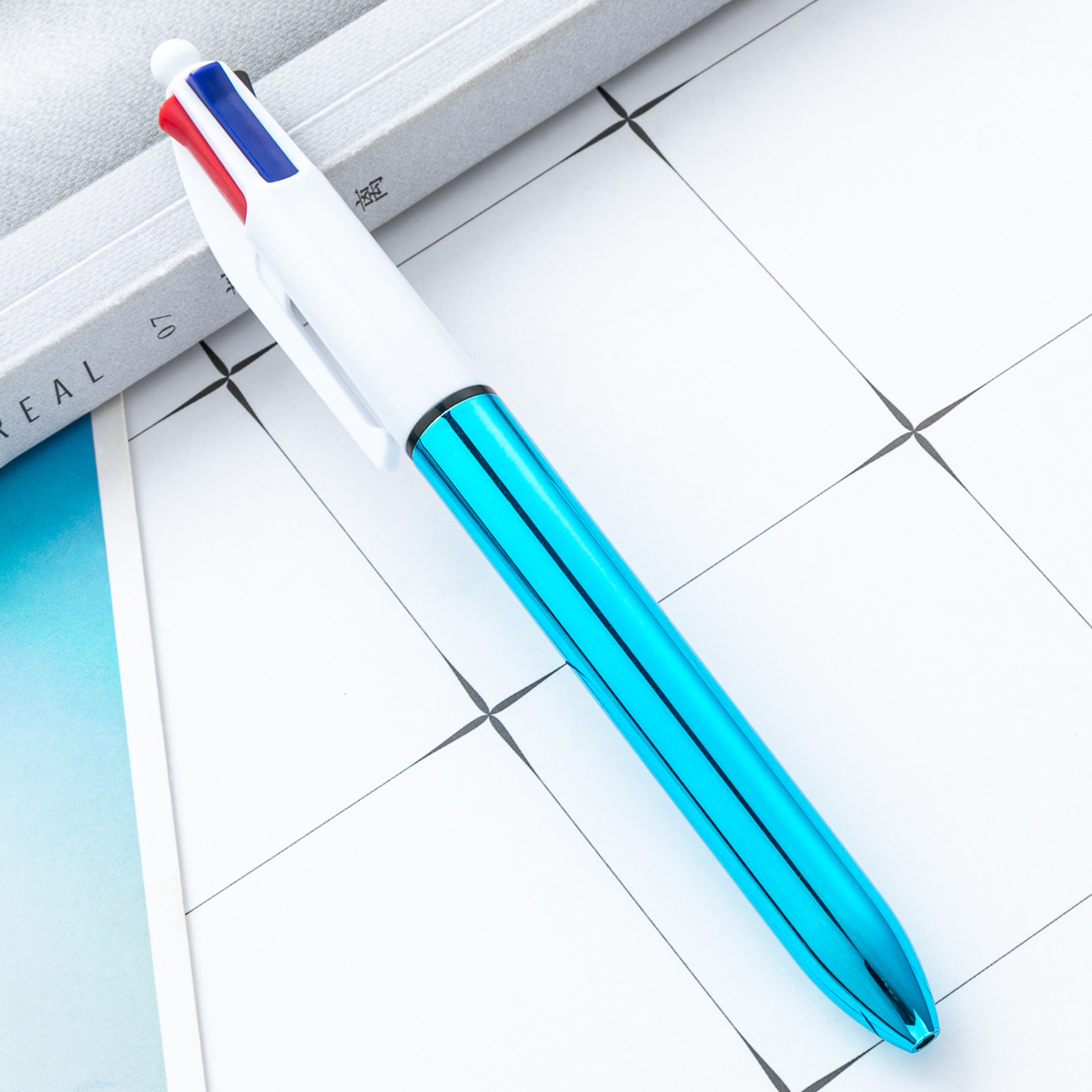 bolígrafo de bolas galvanizado UV creativo cuatro en uno de acuerdo con los pincezos de la cuenta práctica de los estudiantes clave bolígrafo de marca de regalo bolígrafo publicitario