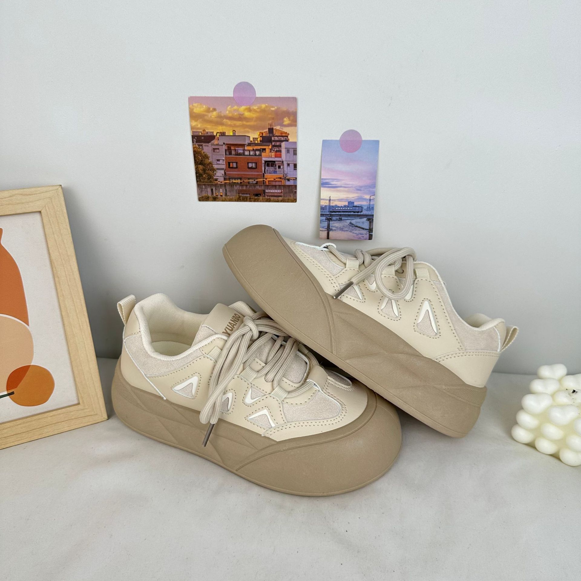 Yuanbo 2024 otoño nuevo estilo coreano universal zapatos de lona de suela gruesa para estudiantes de skate de altura zapatos de moda para mujeres