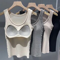 丸首のベストの女性は胸のパッドを持って副乳を隠します。