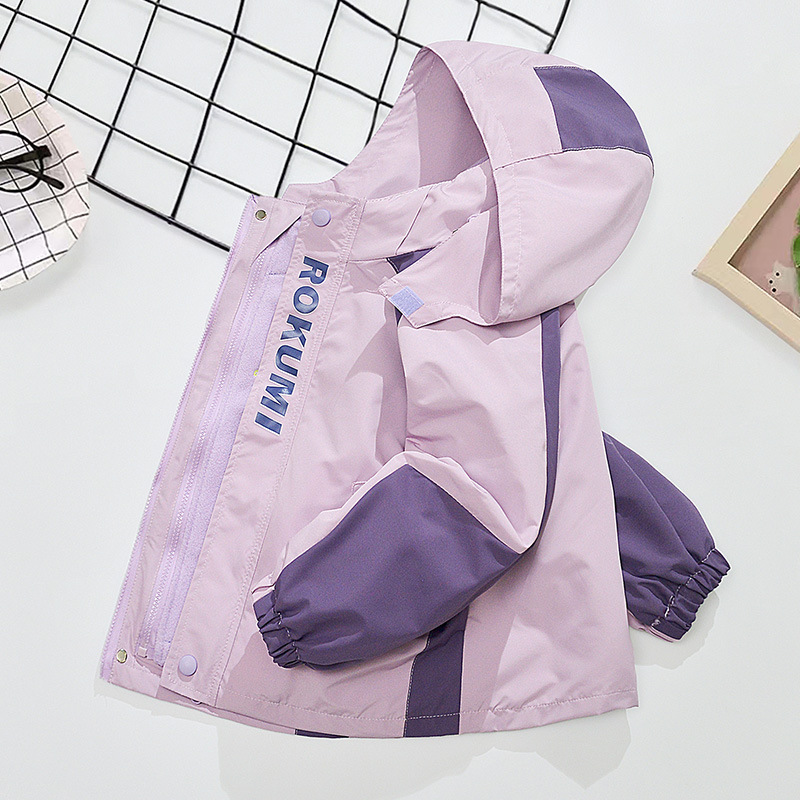 Primavera, otoño y invierno para niñas con un nuevo tipo de ropa de aire extranjero para niños desmontables de abrigo de asalto con dibujos animados de terciopelo de color combinado 3 en 1 abrigo cálido