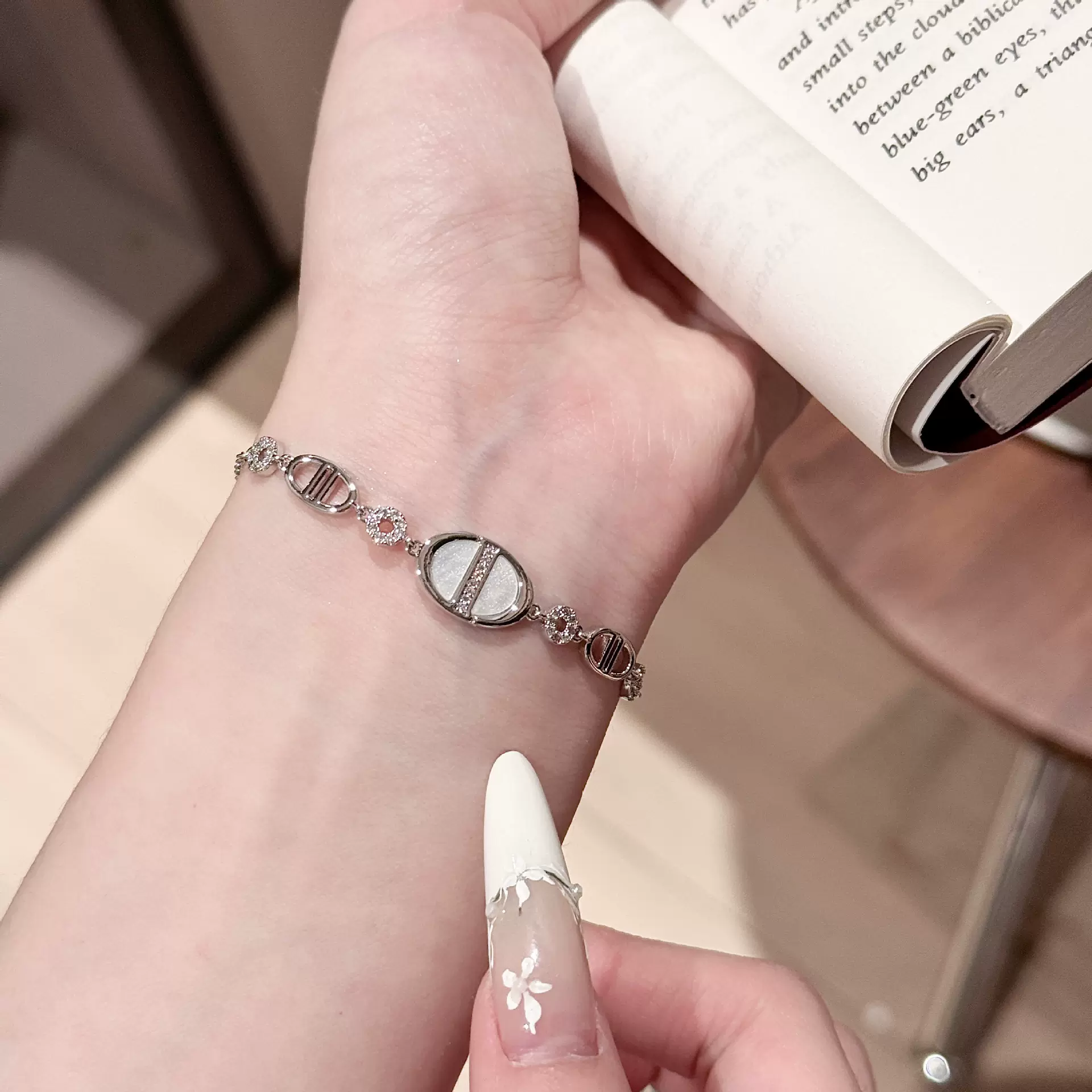 法式时尚手链手饰轻奢高级感气质手环小众精致饰品设计感锆石手链