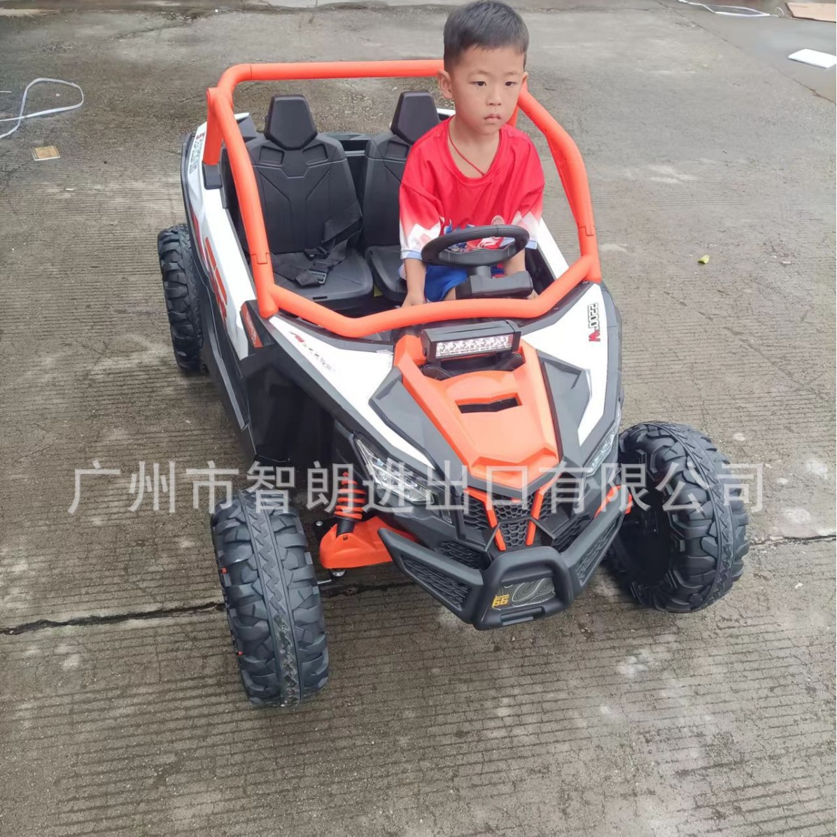 Un niño de 13 años, un gran vehículo todoterreno eléctrico de cuatro ruedas, un control remoto de dos plazas, puede sentarse en un automóvil para padres e hijos para adultos, un diseño de dos plazas