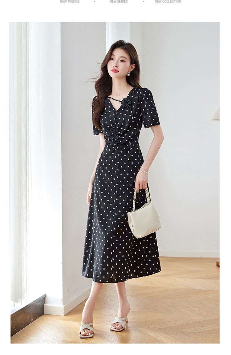 Đầm chấm bi tay phồng cổ V eo thắt dây dáng dài Z5627 — Màu đen, Màu trắng chi tiết 21
